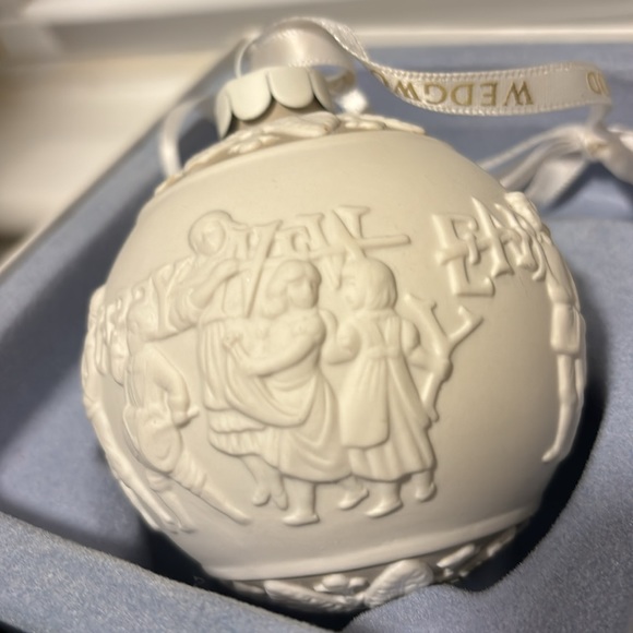 Wedgewood Merry Christmas & Happy New Year Ornament With Box - Picture 4 of 10